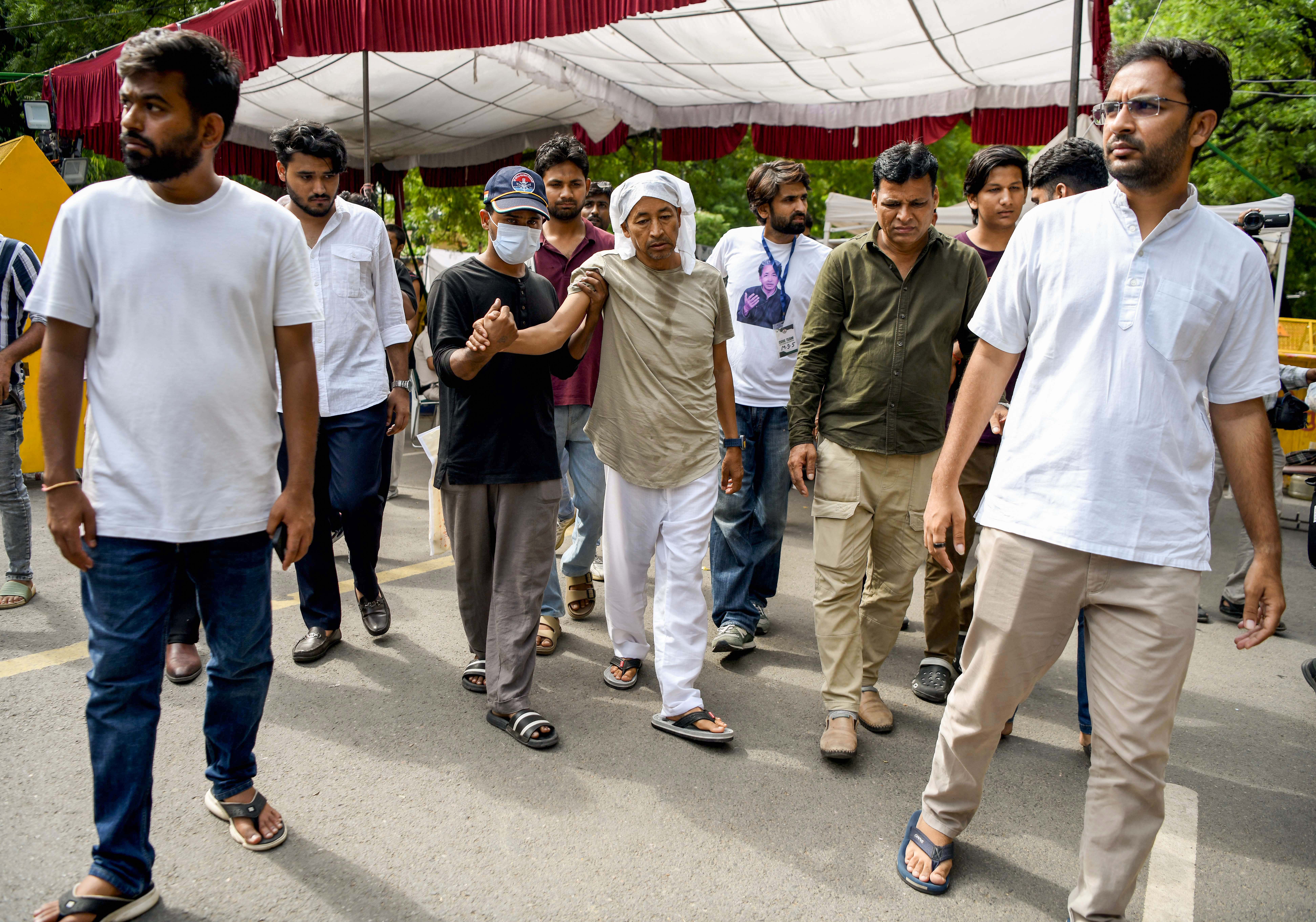 उनकी तबीयत बिगड़ने पर आंदोलन कर रहे साथियों ने उन्हें पकड़कर चलवाया।