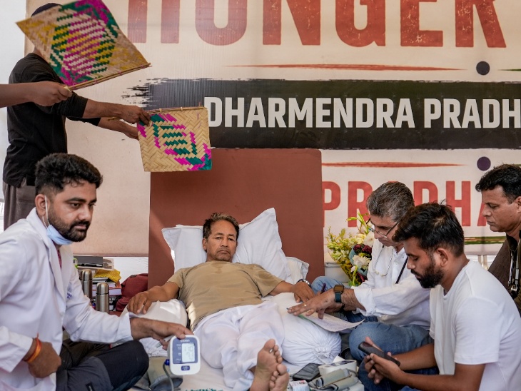 जंतर-मंतर पर मेडिकल टीम समय-समय पर वांगचुक का चेकअप किया जा रहा है।