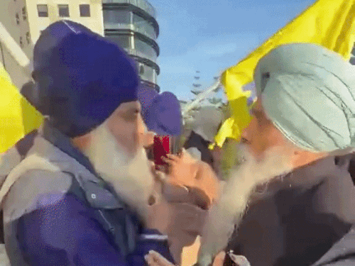 ऑस्ट्रेलिया में खालिस्तान समर्थक और बीजेपी सपोर्टर सिखों में बहस होती हुई। - Dainik Bhaskar