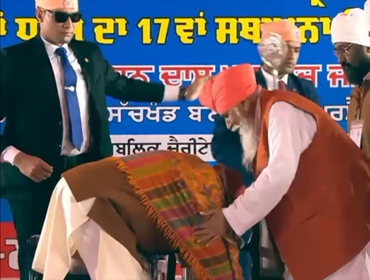 यह फोटो 1 फरवरी 2026 की है, जिसमें प्रधानमंत्री मोदी डेरा सचखंड बल्लां के मुखी संत निरंजन सिंह के पैर छुए थे। यह पहला मौका था जब 75 साल के इतिहास में कोई प्रधानमंत्री डेरा सचखंड बल्लां आया हो।- फाइल फोटो