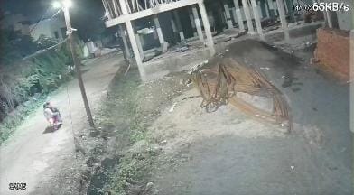 बाइक सवार चोरों ने निर्माणाधीन बिल्डिंग को बनाया निशाना।