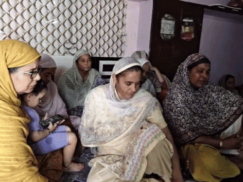बेटी की मौत की खबर मिलने के बाद तरनतारन में परिजन शोक मनाते हुए।