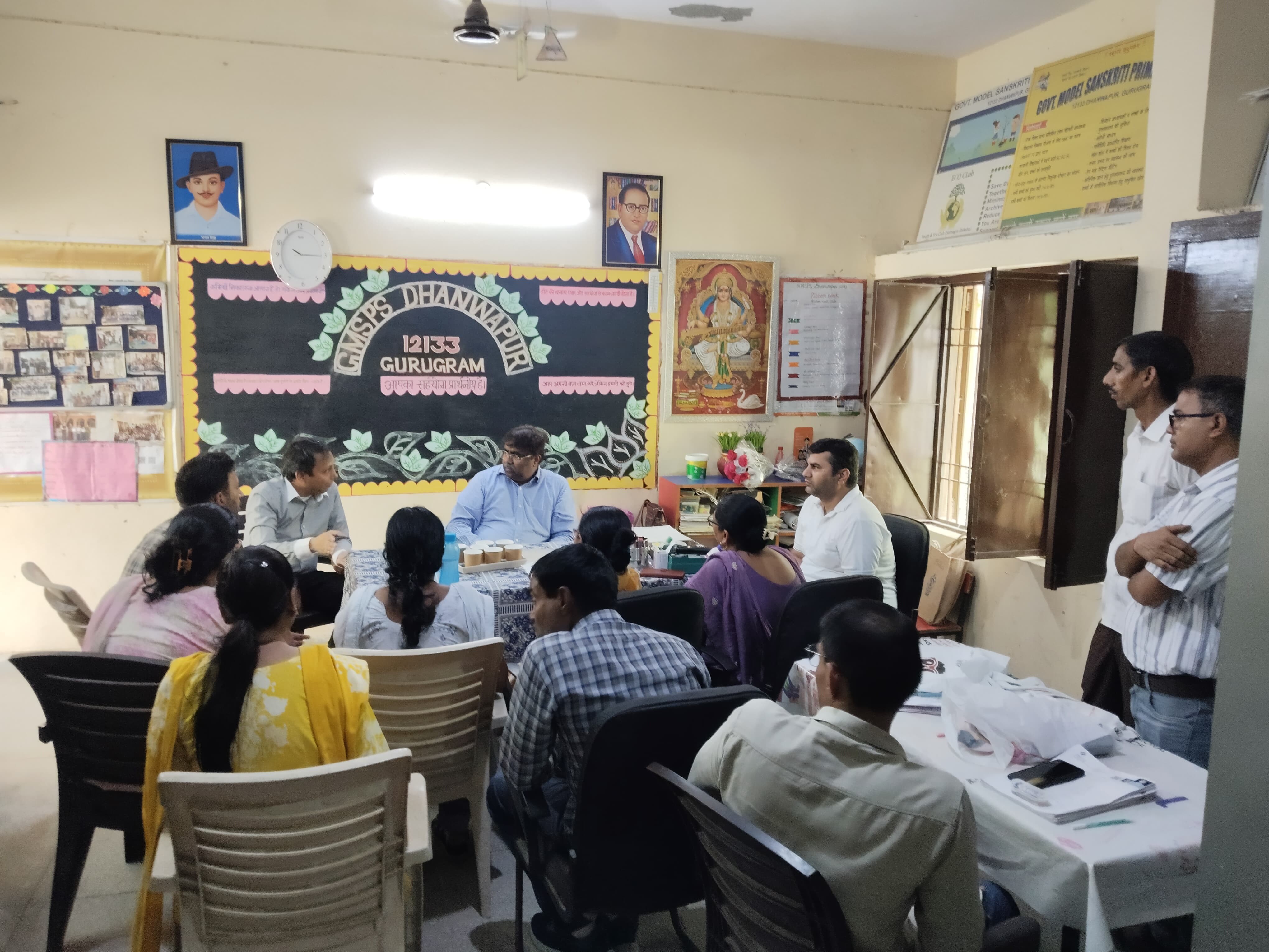 अधिकारी-कर्मचारियों के साथ मीटिंग करते हरियाणा के मुख्य चुनाव आयुक्त।