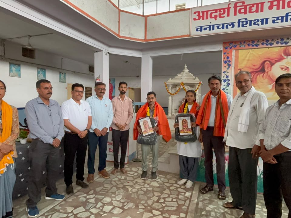 विश्व हिंदू परिषद ने एंजेल को उपरना ओढ़ाकर और स्मृति चिन्ह भेंट कर सम्मानित किया।