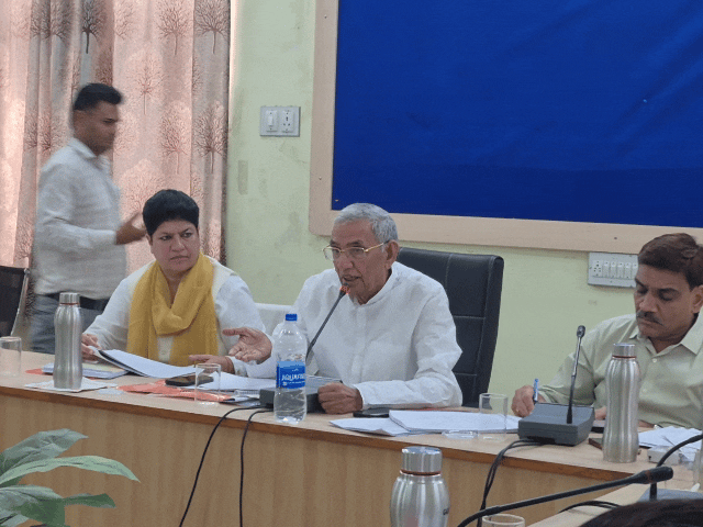 बैठक में मौजूद जनप्रतिनिधि