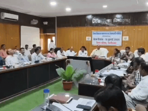 सरकारी योजनाओं और विकास कामों की समीक्षा के लिए गुरुवार को जिला कलेक्ट्रेट में हुई जिला विकास समन्वय एवं निगरानी समिति (दिशा) की मीटिंग सिर्फ औपचारिक समीक्षा तक सीमित नहीं रही।