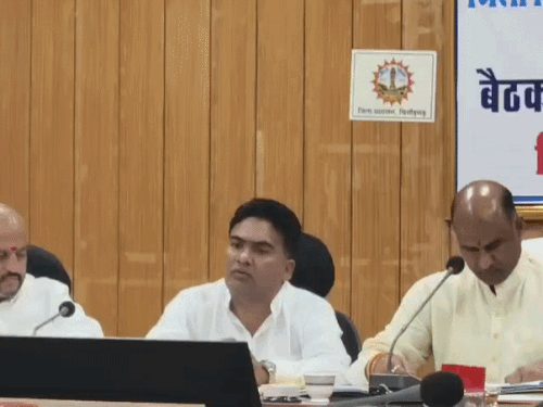 मीटिंग में स्वास्थ्य, शिक्षा, सड़क निर्माण, राशन वितरण और सरकारी भवनों की बदहाल स्थिति जैसे मुद्दों पर जनप्रतिनिधियों ने अधिकारियों से सीधे जवाब मांगे।