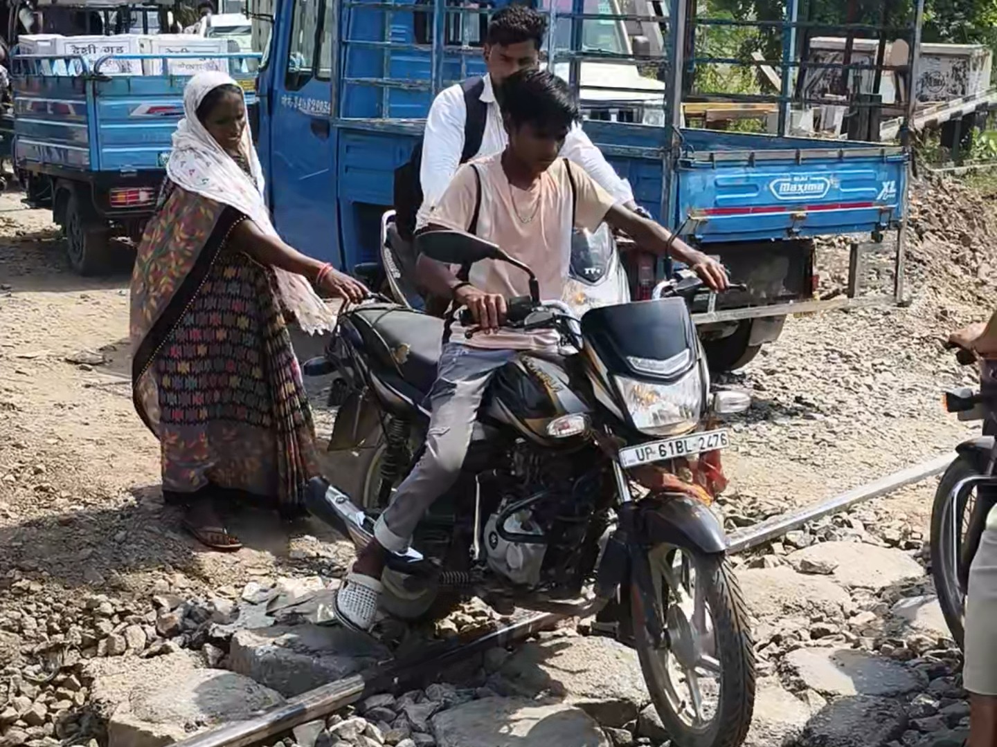 Dildarnagar Railway Gate Road Jam | Accident Risk High for Commuters
