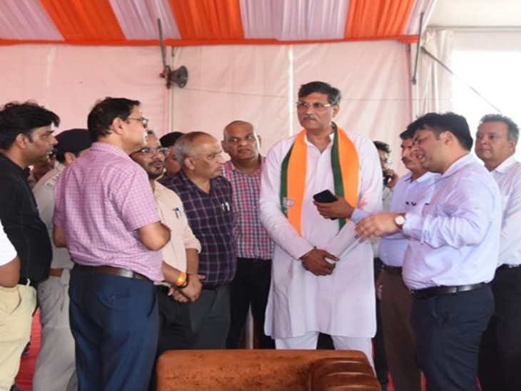 मेडिकल कॉलेज के उद्घाटन कार्यक्रम स्थल का निरीक्षण करते हुए डीसी साहिल गुप्ता।