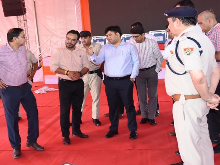 मेडिकल कॉलेज के उद्घाटन कार्यक्रम स्थल का निरीक्षण करते हुए डीसी साहिल गुप्ता।