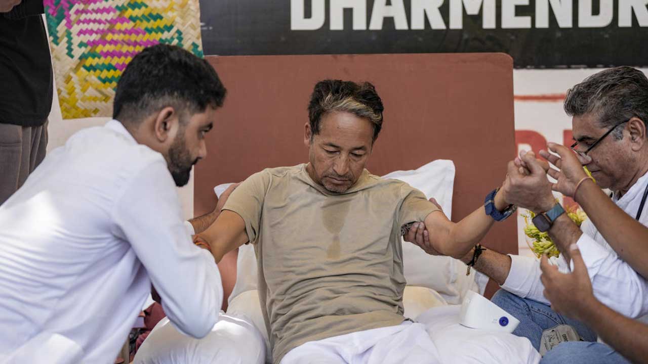 19 दिन से अनशन के चलते सोनम वांगचुक का शरीर कमजोर हो गया है। उनके शरीर में दर्द रहता है। बाथरूम तक जाने के लिए भी उन्हें किसी का सहारा लगता है।