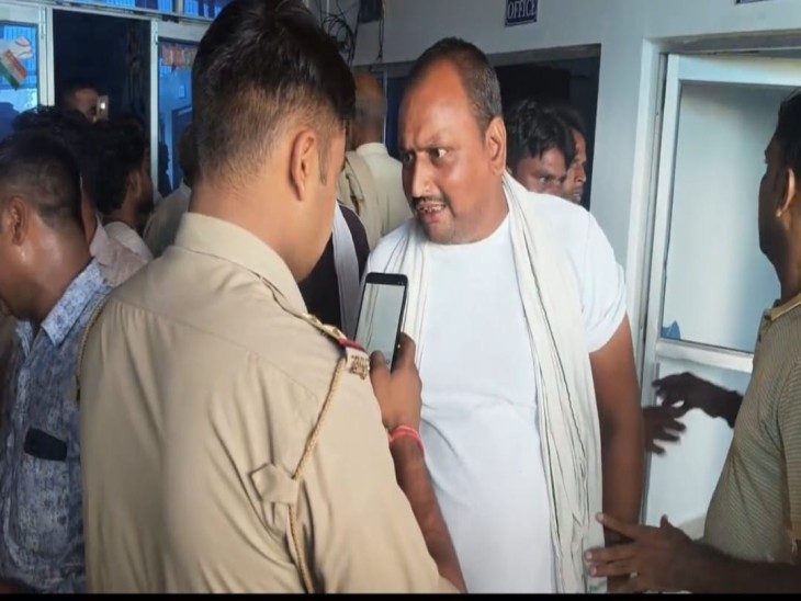 आक्रोशित ग्रामीण बड़ी संख्या में कॉलेज परिसर पहुंच गए और जमकर हंगामा किया
