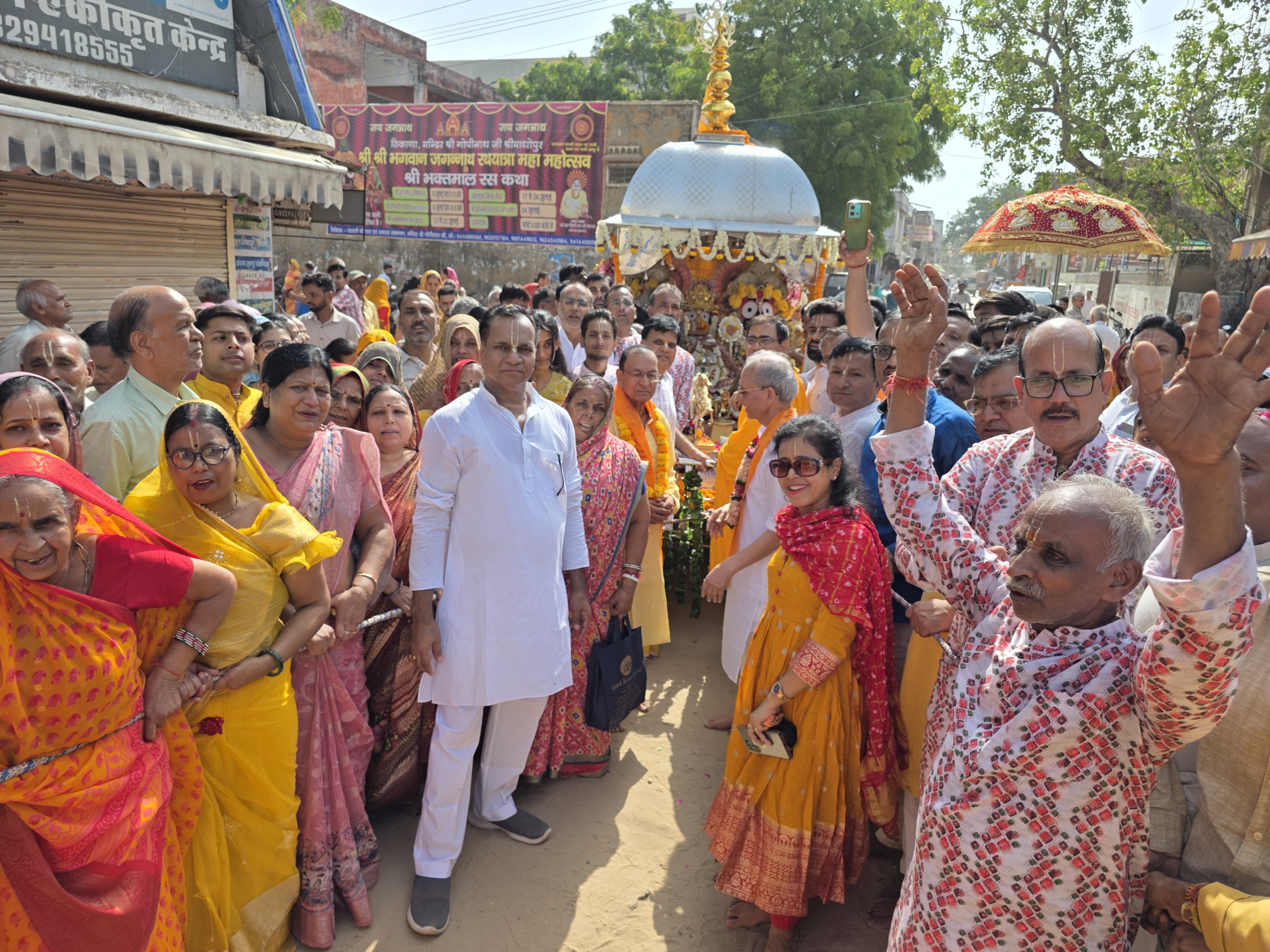 भगवान जगन्नाथ, बलभद्र और माता सुभद्रा को नए रथ में विराजित कर मंदिर चौकड़ी के चारों ओर करीब 550 मीटर की परिक्रमा कराई गई।