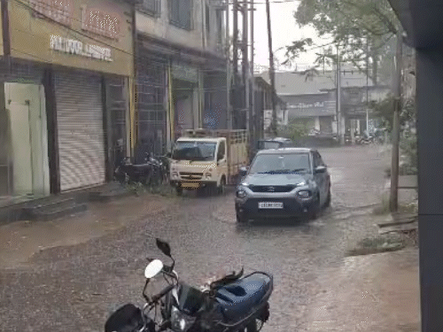 छत्तीसगढ़ में मानसून फिर से एक्टिव हो गया है। रायपुर में गुरुवार शाम जमकर बारिश हुई।