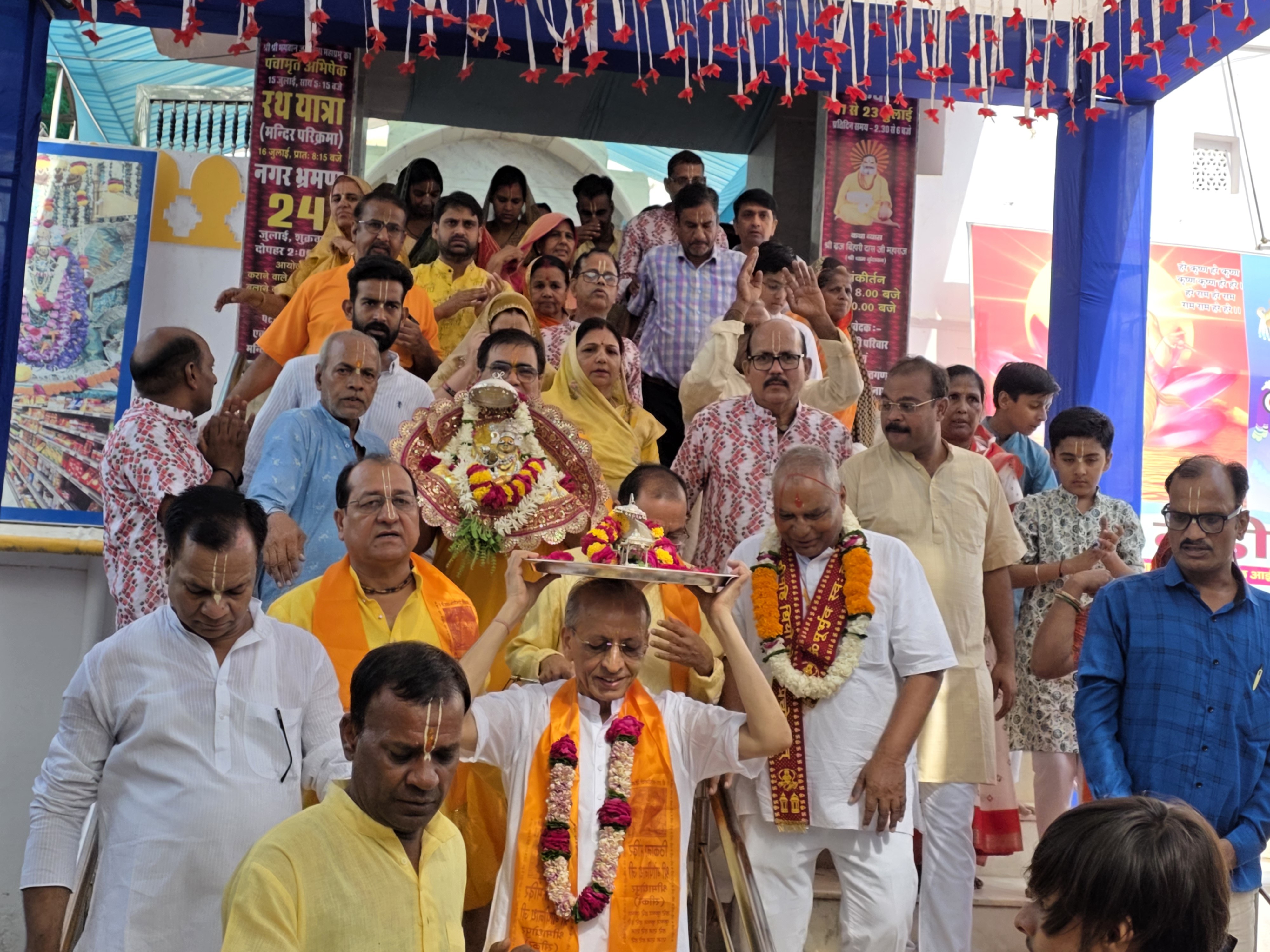 भगवान जगन्नाथ, बलभद्र और माता सुभद्रा की प्रतिमाओं को गर्भगृह से विधि-विधान के साथ रथ में विराजित किया गया।