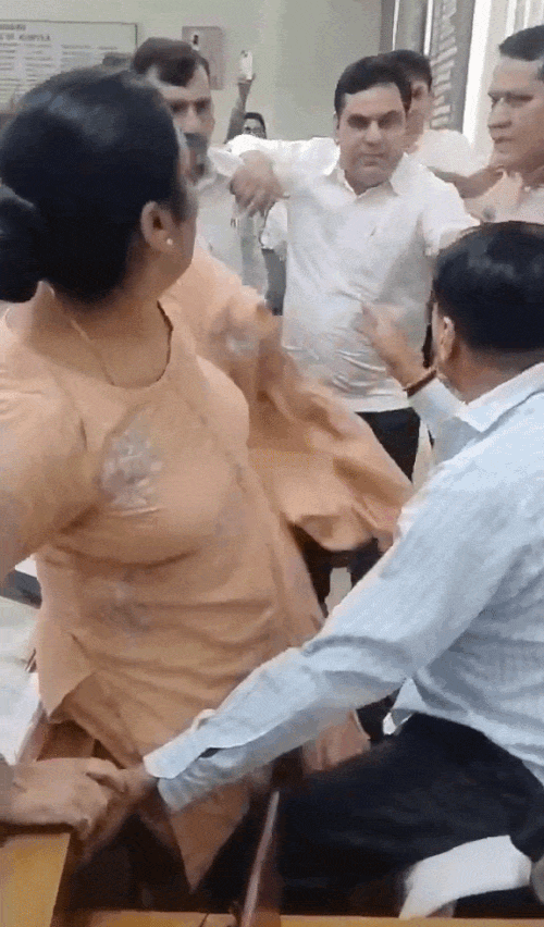 सामने से नीलकंठ शर्मा को खींचतीं रजवंत कौर।