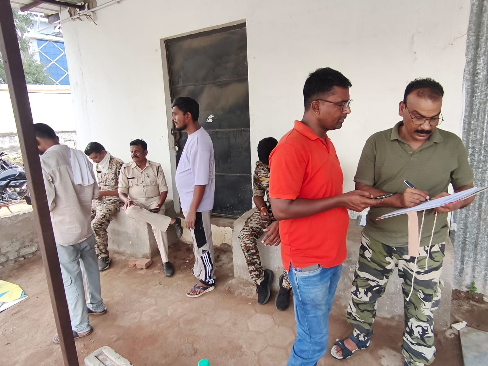 मर्ग कायम कर पुलिस जांच में जुटी।