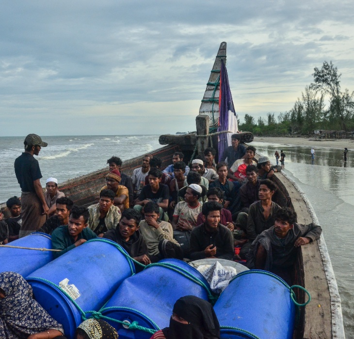 29 जनवरी 2025 को इंडोनेशिया के ल्यूगे बीच पर नाव में बैठे नए पहुंचे रोहिंग्या शरणार्थी। स्थानीय प्रशासन ने उन्हें किनारे उतरने की अनुमति नहीं दी और नाव में ही रहने का आदेश दिया था।