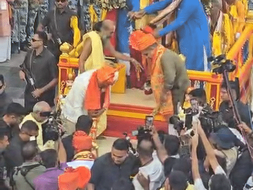 सीएम भूपेंद्र पटेल और डिप्टी सीएम हर्ष सिंघवी ने रथ के आगे झाड़ू लगाकर रथ रवाना किए।