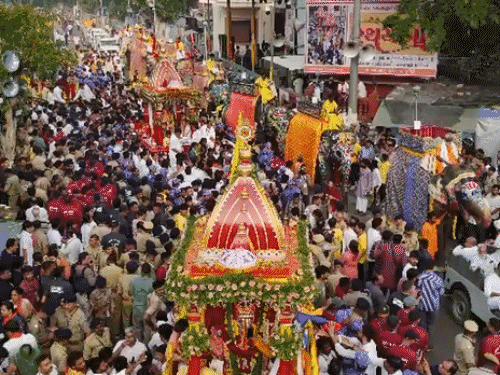 सबसे पहले भगवान जगन्नाथ, फिर बलराम और बहन सुभद्रा का रथ निकला।