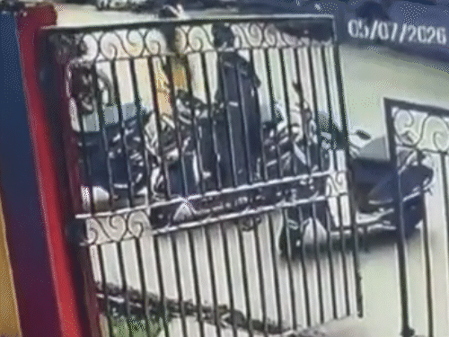 स्कूटी खड़ी करने के बाद जैसे ही वे पैदल कार्यालय की ओर बढ़ीं, तभी बाइक सवार दो युवक उनके पास पहुंचे।