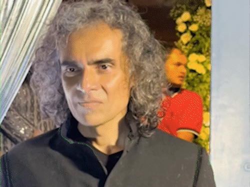 फिल्म के डायरेक्टर इम्तियाज अली पैपराजी को पोज देते हुए.