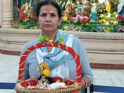यह निखिल की मां मीनाक्षी हैं, जिनका कहना है कि बेटे ने पूरा घर उजाड़ दिया।