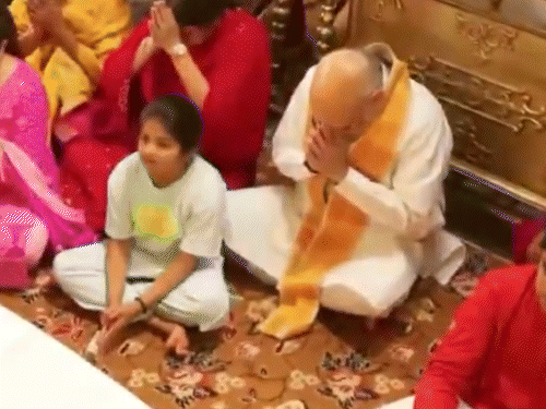 अमित शाह परिवार के साथ जगन्नाथ मंदिर पहुंचे। उन्होंने यहां आरती की।