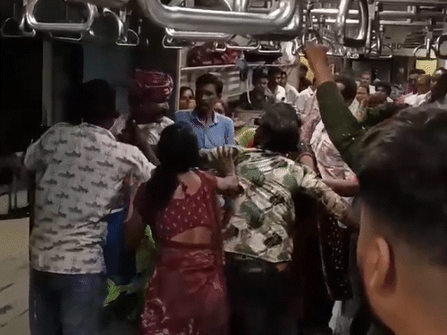 सीट पर बैठने को लेकर हुआ विवाद देखते ही देखते मारपीट में बदल गया।
