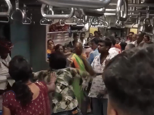 गुस्से में होश खो बैठे दोनों लोग तेजी से ट्रेन से नीचे गिर गए।