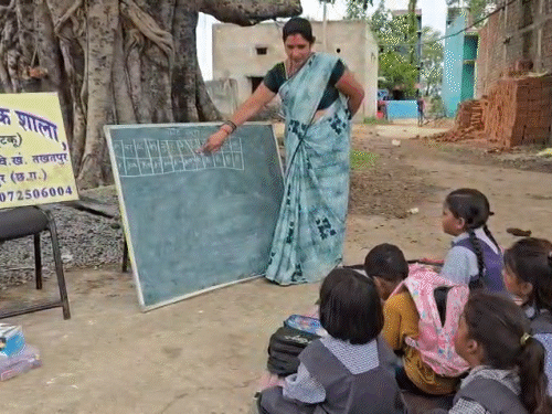 स्कूल में बच्चों के पेड़ के नीचे पढ़ाई करने की तस्वीर भी सामने आई थी।