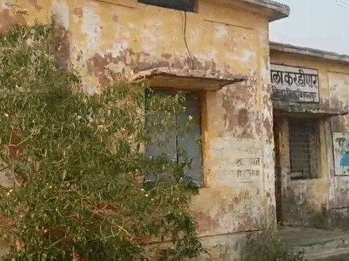 स्कूल भवन पूरी तरह जर्जर हो गया है।