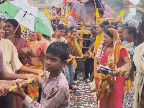 केशकाल में बारिश के बीच भक्तों ने खींचा भगवान जगन्नाथ जी का रथ।