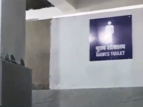 वीडियो में देखा जा सकता है कि बर्तनों की सफाई शौचालय में की जा रही है।