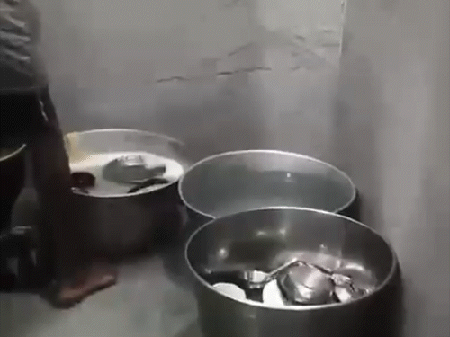 एक ग्राहक ने वीडियो बनाकर वायरल कर दिया।