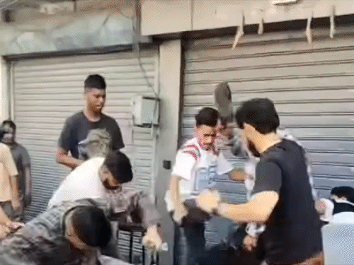 जालंधर में चावला मोबाइल शॉप पर फायरिंग के बाद लोगों ने एक युवक को पकड़ लिया था और उसकी जमकर पिटाई की थी।
