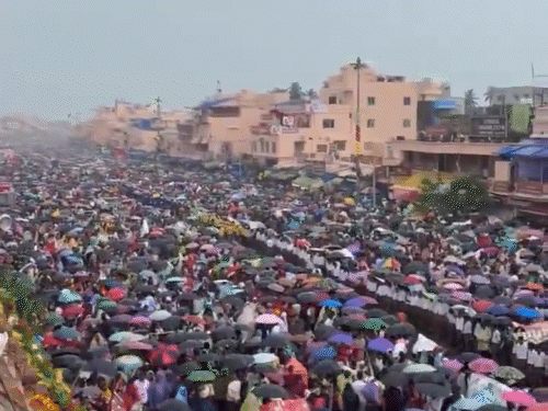 पुरी में तेज बारिश हो रही है, लेकिर करीब 10 लाख लोग छाता लगाकर रथयात्रा में शामिल होने पहुंचे हैं।