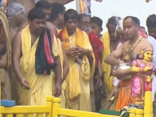 पुरी के महाराज गजपति दिव्यसिंह देव ने सबसे आखिर में नंदीघोष रथ पर झाड़ू लगाई।