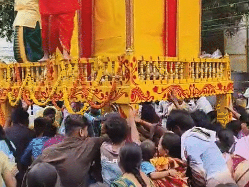 रायपुर के गायत्री नगर स्थित जगन्नाथ मंदिर से भगवान नगर भ्रमण के लिए निकले।