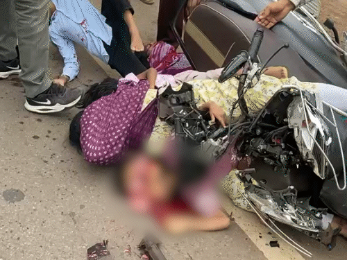स्कूटी में 5 लोग सवार थे, चार की मौके पर मौत हो गई, 1 लड़का घायल है।