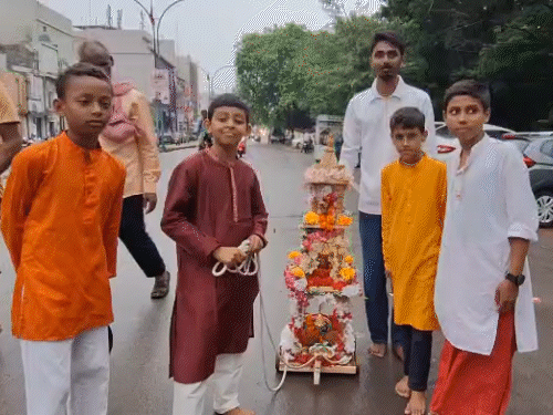रायपुर में सबसे छोटे रथ पर सवार हुए भगवान जगन्नाथ।