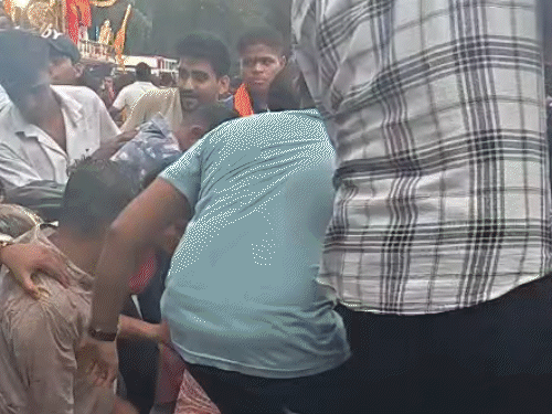 भिलाई में रथ खींचते वक्त गिरे भक्त, बाद में संभलकर बढ़े आगे।