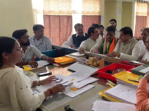 नरोत्तम, आशुतोष और सीएम मोहन यादव नामांकन फॉर्म जमा करने पहुंचे थे.