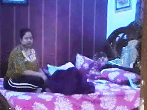 CCTV फुटेज में आरोपी डॉक्टर बिस्तर पर बैठे दिखी।