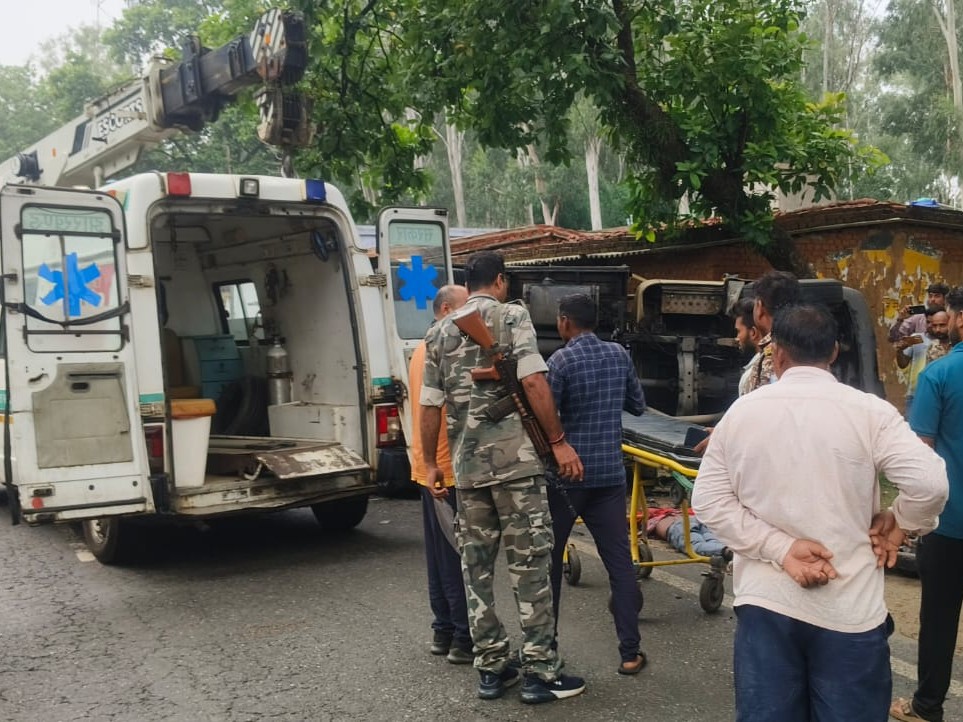 हाइड्रा मशीन की मदद से ट्रक के नीचे दबे दोनों शवों को बाहर निकाला। इसके बाद शवों को सामुदायिक स्वास्थ्य केंद्र, चंदवा ले जाया गया।