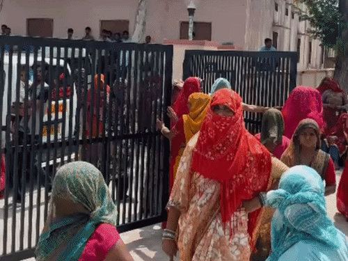गुस्साई महिलाओं ने हॉस्पिटल के गेट को बंद कर दिया।