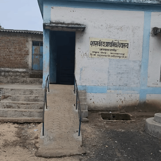 स्कूल को लेकर जातिगत भेदभाव के आरोप लगाए गए हैं.