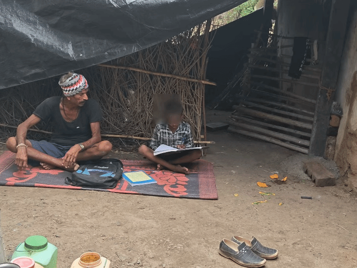 बच्चा अब घर पर ही पढ़ाई करता है. दादाजी पास ही बैठे हैं.