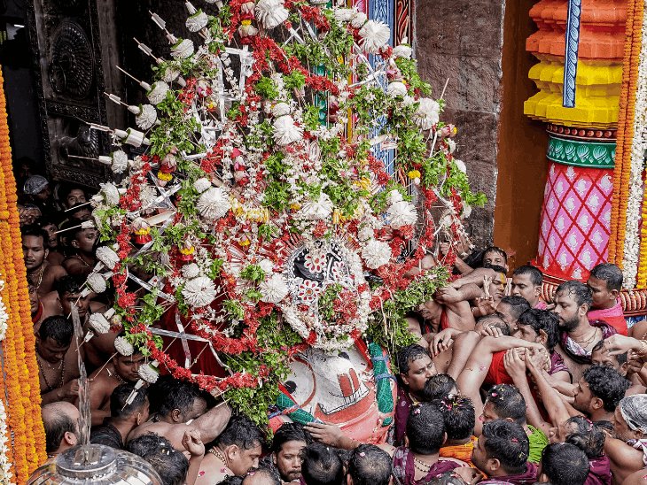 भगवान बलभद्र को मंदिर से लाकर रथ में बैठाया गया।