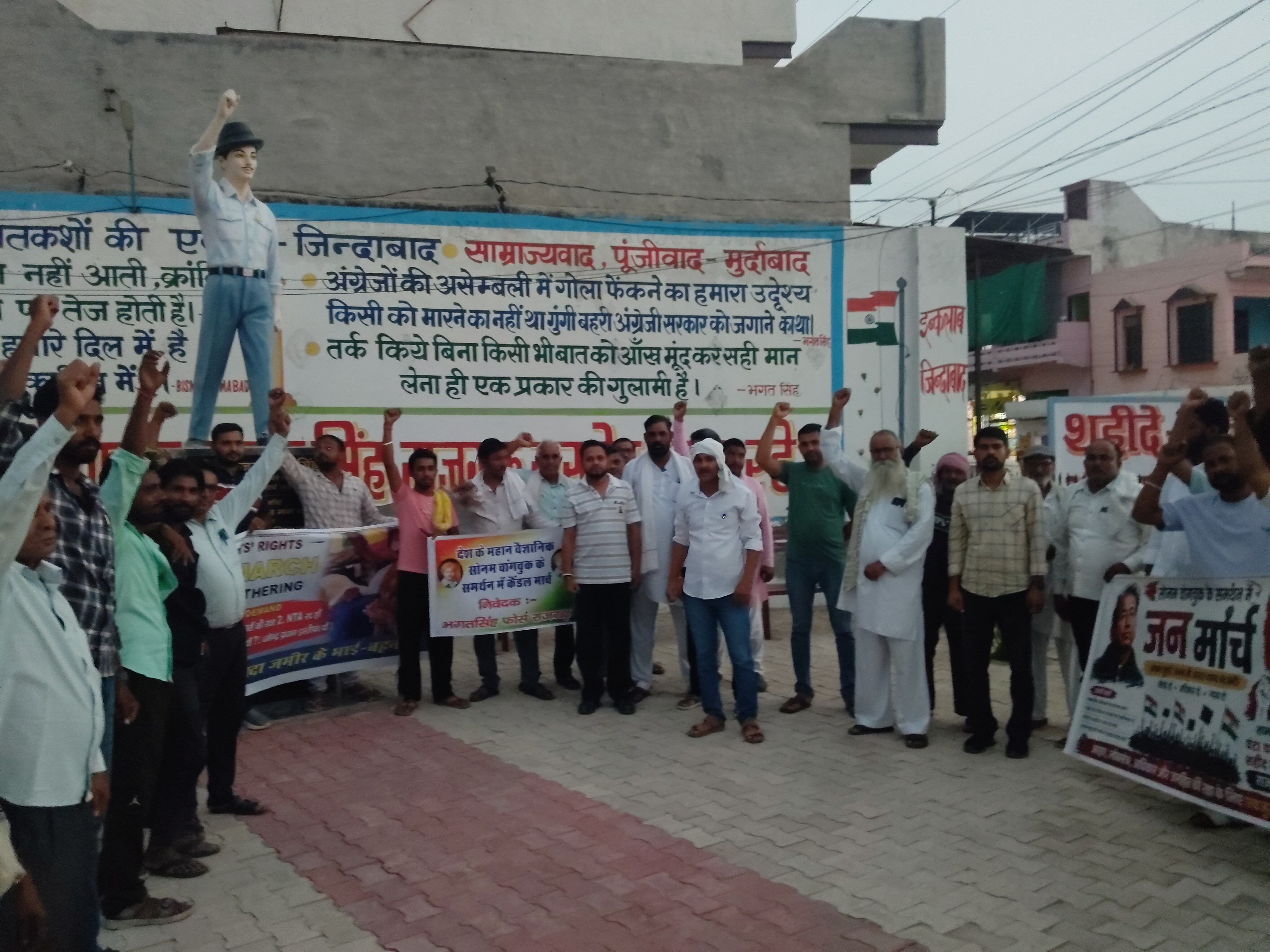सोनम वांगचुक के समर्थन में सादुलपुर के युवाओं ने शहीद भगत सिंह चौक से कैंडल मार्च निकाला।